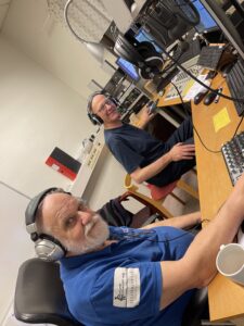 Lars-Åke och Björn sköter studion och programledare